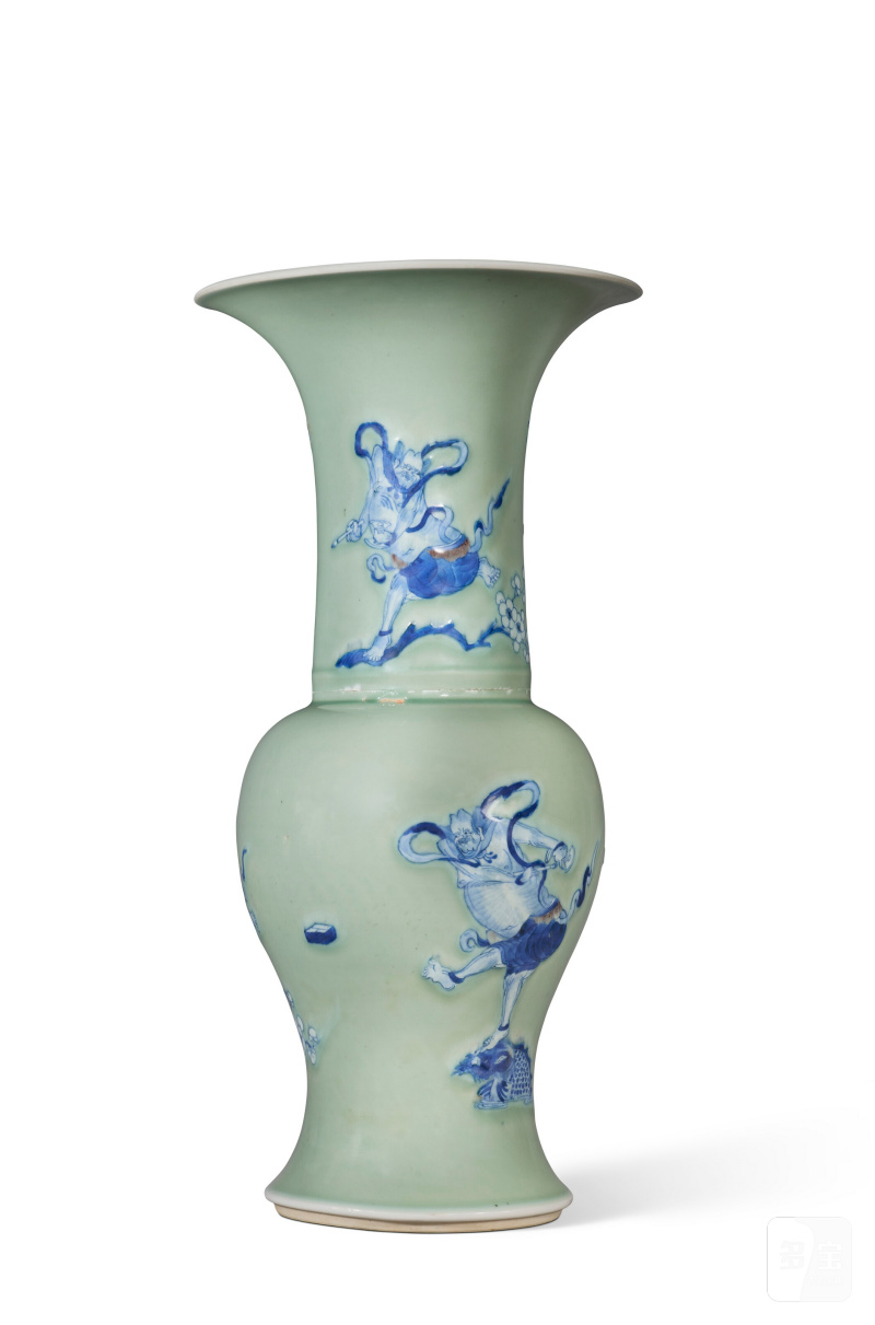 GRAND VASE CORNET EN PORCELAINE ÉMAILLÉE CÉLADON À DÉCOR EN BLEU SOUS COUVERTE ET ROUGE DE CUIVRE DE KUIXING  CHINE, DYNASTIE QING, ÉPOQUE KANGXI (1662-1722)